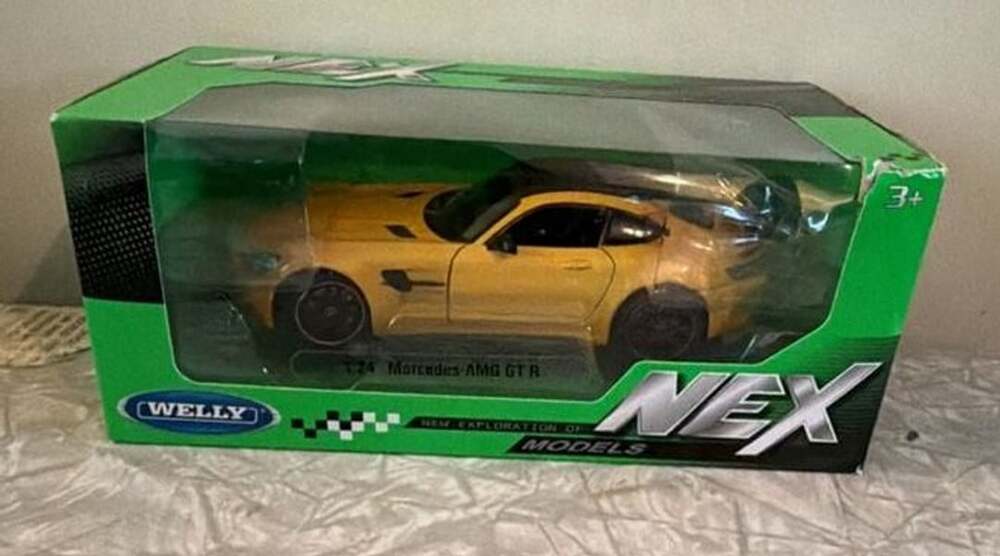 Welly Mercedes-AMG GT R 1:24 Yellow Diecast Model Car